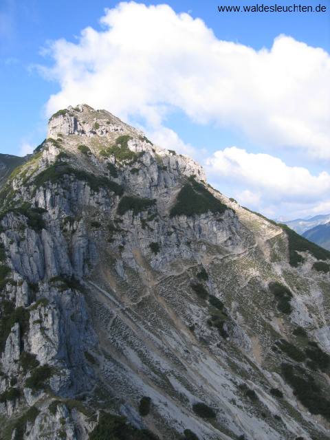 Atemberaubender Blick vom Katzenkopf auf den Weiterweg, alles helles Band im Kar erkennbar