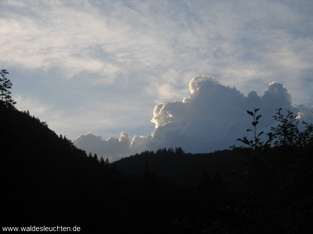 Abstieg vom Hirschberg unter aufziehenden Gewitterwolken