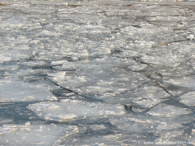 Eisschollen auf dem Main-Donau-Kanal